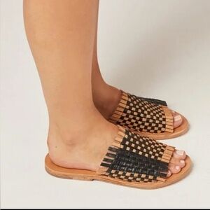 L*Space Breaking Waves Woven Leather Slide Sandals Size 40 US 10 Black Daisy Tan